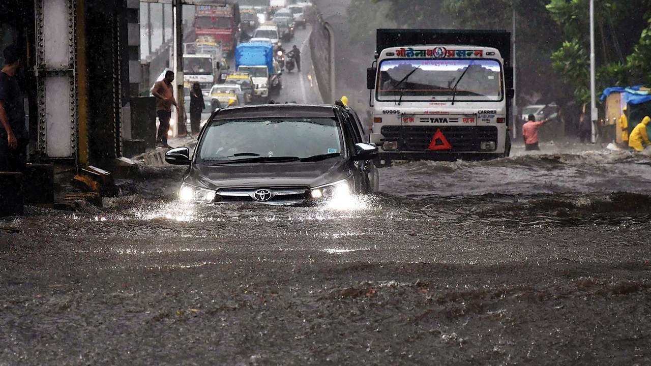 भारी बारिश, मुंबई में सरकार ने ऑफिसों की छुट्टी की | Total tv, news, newsmumbai