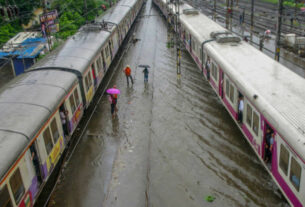 कोरोना और दूसरी और बारिश के कारण मुंबई के लोगों की परेशानियां काफी बढ़ गई हैं लेकिन मुंबई के लोग भी दोनों परेशानियों का डटकर सामना कर रहे हैं।