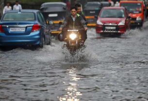 Rain in delhi: शनिवार को भी दिल्‍ली एनसीआर में हुई बारिश, कई जगह भरा पानी |