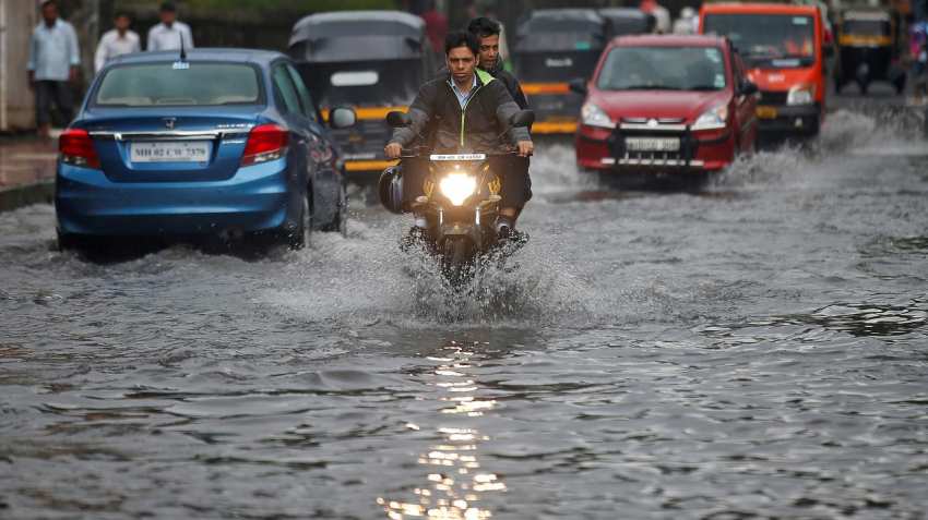 Rain in delhi: शनिवार को भी दिल्‍ली एनसीआर में हुई बारिश, कई जगह भरा पानी |