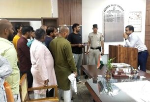 बाढड़ा व हंसावास खुर्द के ग्रामीण डीसी कार्यालय पहुंचे और Manohar Lal Khattar की घोषणा अनुसार हुई सर्वे में धांधली के आरोप लगाए। totaltv|
