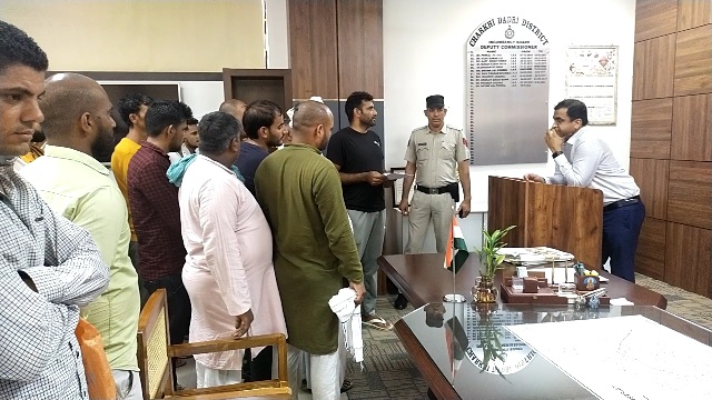बाढड़ा व हंसावास खुर्द के ग्रामीण डीसी कार्यालय पहुंचे और Manohar Lal Khattar की घोषणा अनुसार हुई सर्वे में धांधली के आरोप लगाए। totaltv|
