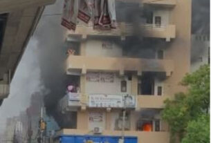 दिल्ली के New Ashok Nagar में एक 4 मंजिला इमारत में आग लगी है, जिसमें कई लोगों के फंसे होने की जानकारी मिल रही है। totaltv| Delhi news| news|