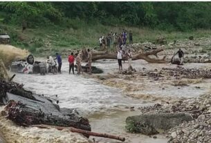 Ramnagar में ढेला नदी में तेज बहाव के चलते बड़ा हादसा हो गया है। बता दें कि पर्यटकों से भरी एक कार नदी में पलट गई। total tv| Uttarakhand News|