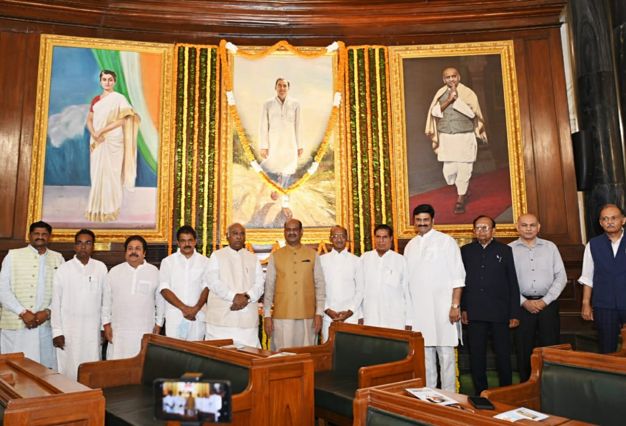 rajiv ganddhi birth anniversary, संसद के केंद्रीय कक्ष में सांसदों ने पूर्व प्रधानमंत्री....