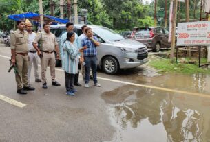 Breaking today, गाजियाबाद शहर में बरसात के दौरान महापौर ने किया निरीक्षण।