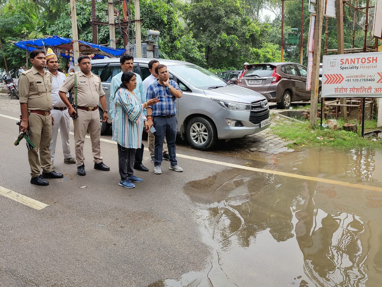 Breaking today, गाजियाबाद शहर में बरसात के दौरान महापौर ने किया निरीक्षण।