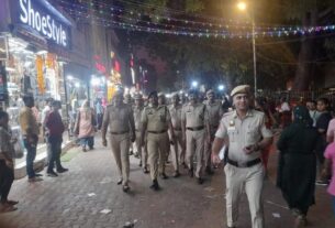 Latest news in hindi, दिल्ली में सुरक्षा के पुख्ता इंतजाम, बाजारों में दिखी बंपर भीड़...