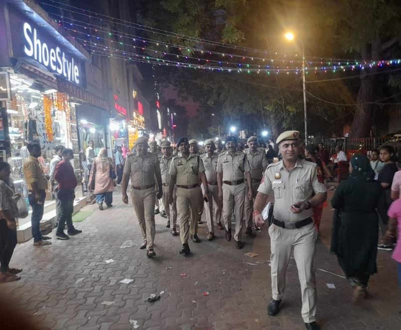 Latest news in hindi, दिल्ली में सुरक्षा के पुख्ता इंतजाम, बाजारों में दिखी बंपर भीड़...