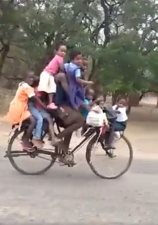 Ajab Gajab news, Viral Video: बच्चों को स्कूल ले जाते शख्स की वीडियो हुई वायरल