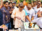 Dharmendra birthday, 87वां जन्मदिन मना रहे धर्मेंद्र ने फैंस के साथ काटा बर्थडे केक....