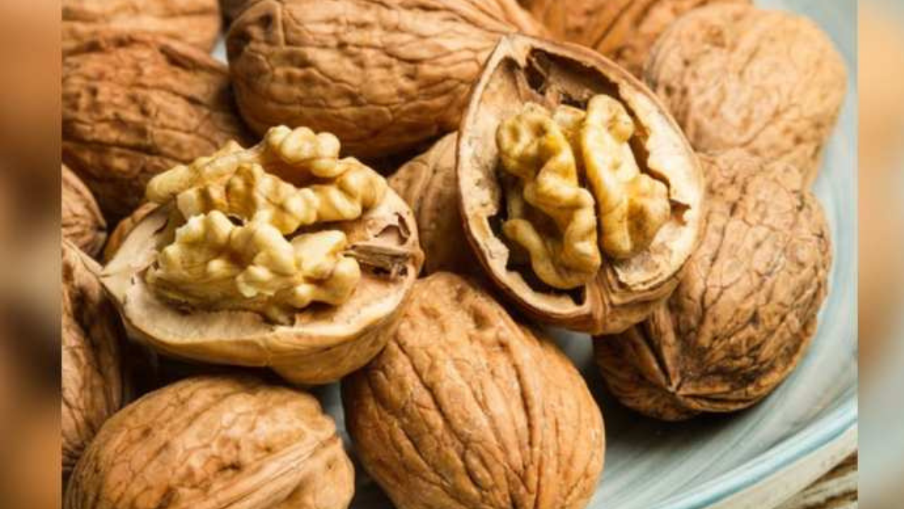 nuts vs walnuts, अखरोट खाने के गजब के फायदे, डायबिटीज रहेगा कंट्रोल व हड्डियां.
