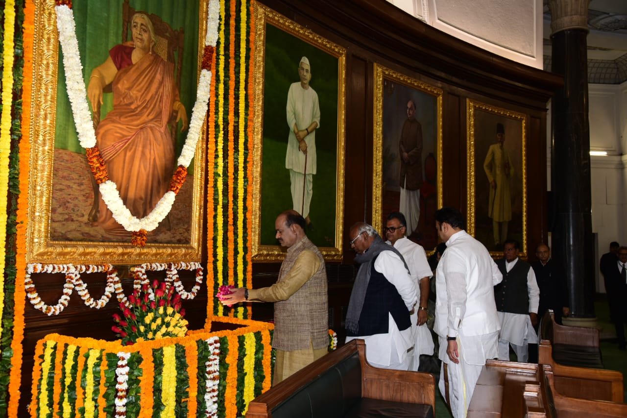 Sarojini naidu birthday, संसद सदस्यों ने संसद भवन के सेंट्रल हॉल में सरोजिनी ......