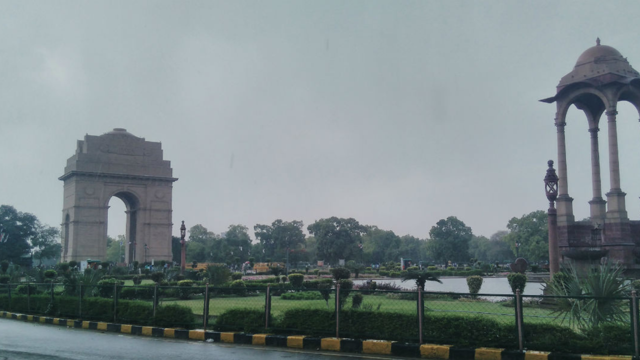 Weather Today, दिल्ली में दिखा ठंडी हवाओं का असर, जाने क्या रहा मौसम का हाल...
