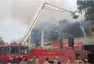 Kanpur news, कानपुर में चार मंजिला टावर में लगी आग, कई दुकाने हुईं आग के .....