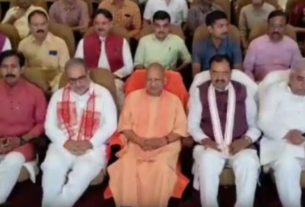 CM Yogi watching 'The Kerala Story',लोकभवन में सीएम योगी मंत्रियों संग देख..