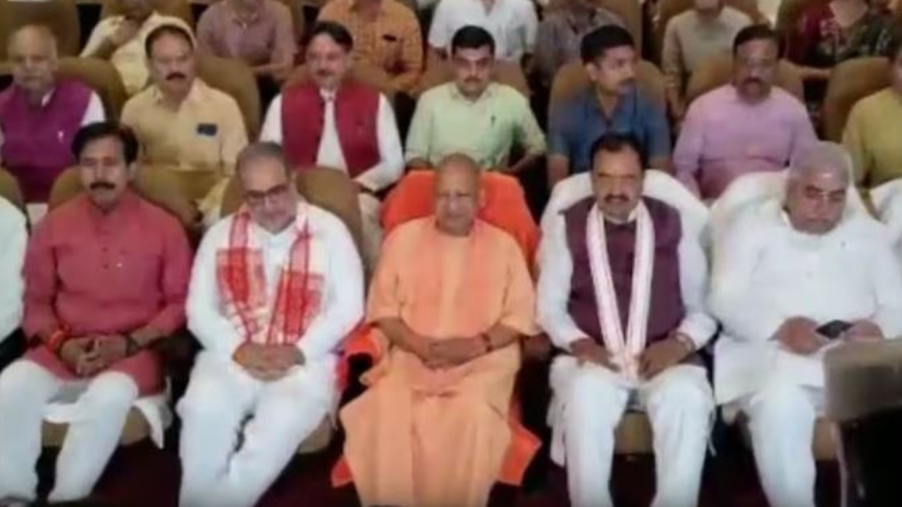 CM Yogi watching 'The Kerala Story',लोकभवन में सीएम योगी मंत्रियों संग देख..