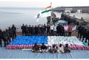 Gujarat: Indian Navy seized 3,300 kg of drugs, 5 arrested, Home Minister Amit Shah congratulated on seizure of 3,300 kg drugs in hindi news