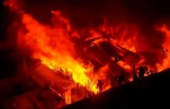 Kolkata: A massive fire broke out in Kolkata's jute mill, Fire brigade personnel are trying to extinguish the fire, kolkata news in hindi