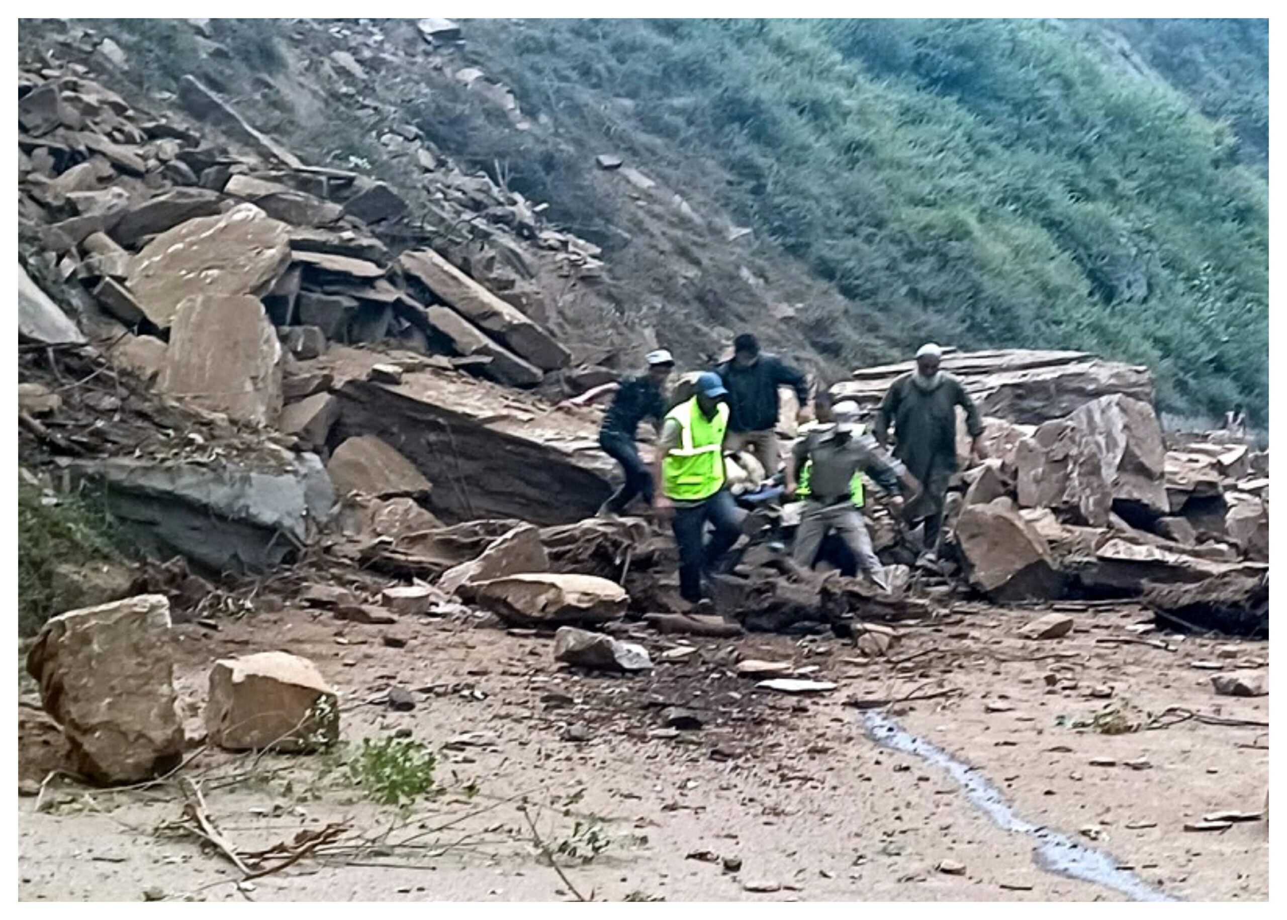 Jammu Kashmir: Four people of the same family died in landslide in Rajouri, atmosphere of anger among the people. Jammu Kashmir ke Riyasi jile me bhuskhalan ke karan 4 laga ki maut in hindi news