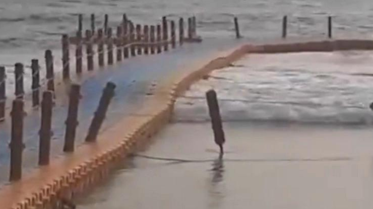 Big accident in Thiruvananthapuram, 13 people fell into the sea after the railing of the bridge broke