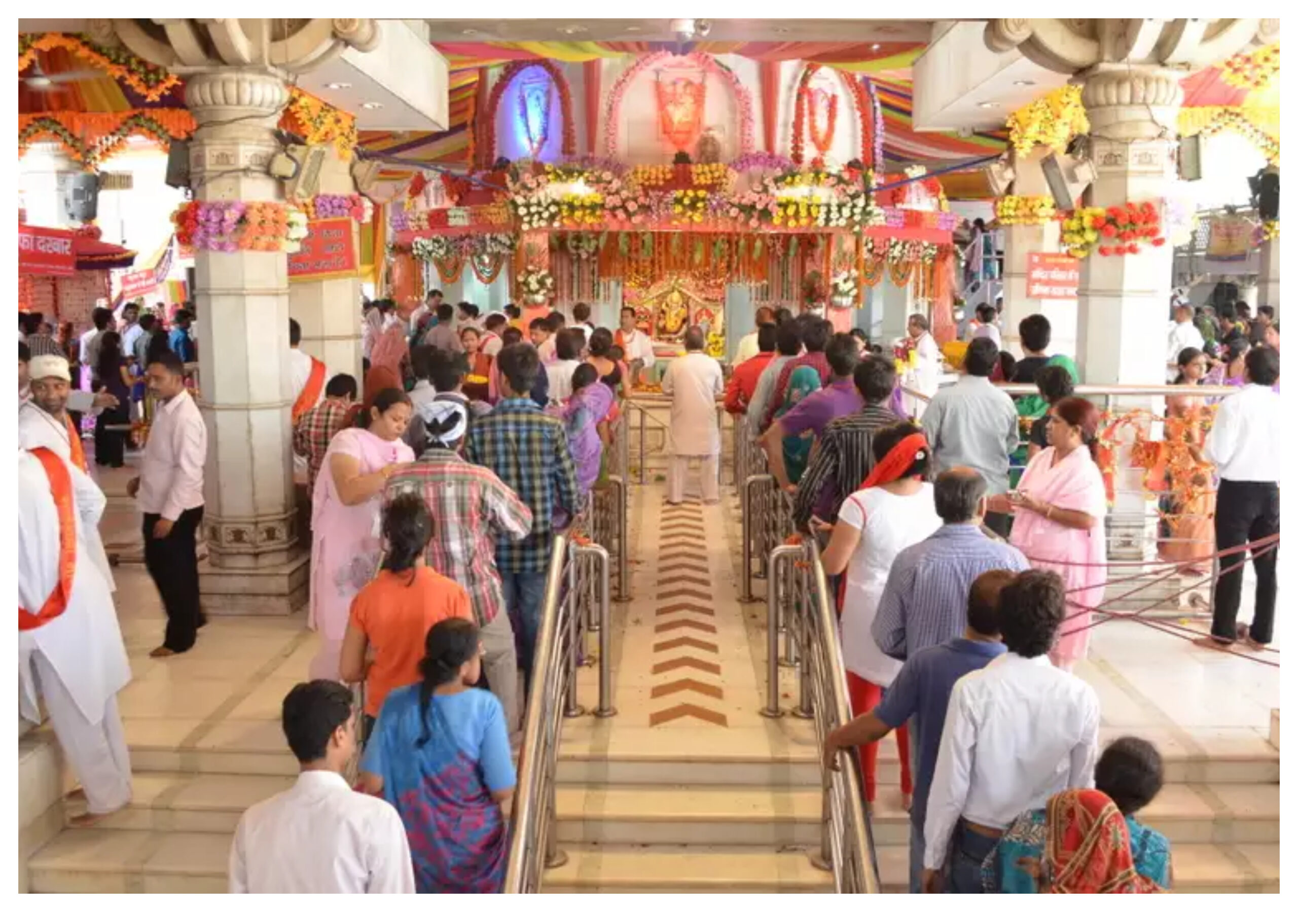Delhi: Crowd of devotees gathered for Aarti at Jhandewalan temple on the second day of Chaitra Navratri, chaitra-navratri-2024-second-day-maa-brahmacharini in hindi, Navratri 2024, Maa Brahamcharini, jhandewalan Mandir