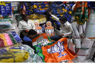 Lok Sabha Election: Demand for things related to election campaign increased in Delhi's Sadar Bazaar. lok sabha election 2024, delhi, uttar pradesh, bihar, maharashtra, totaltv news in hindi