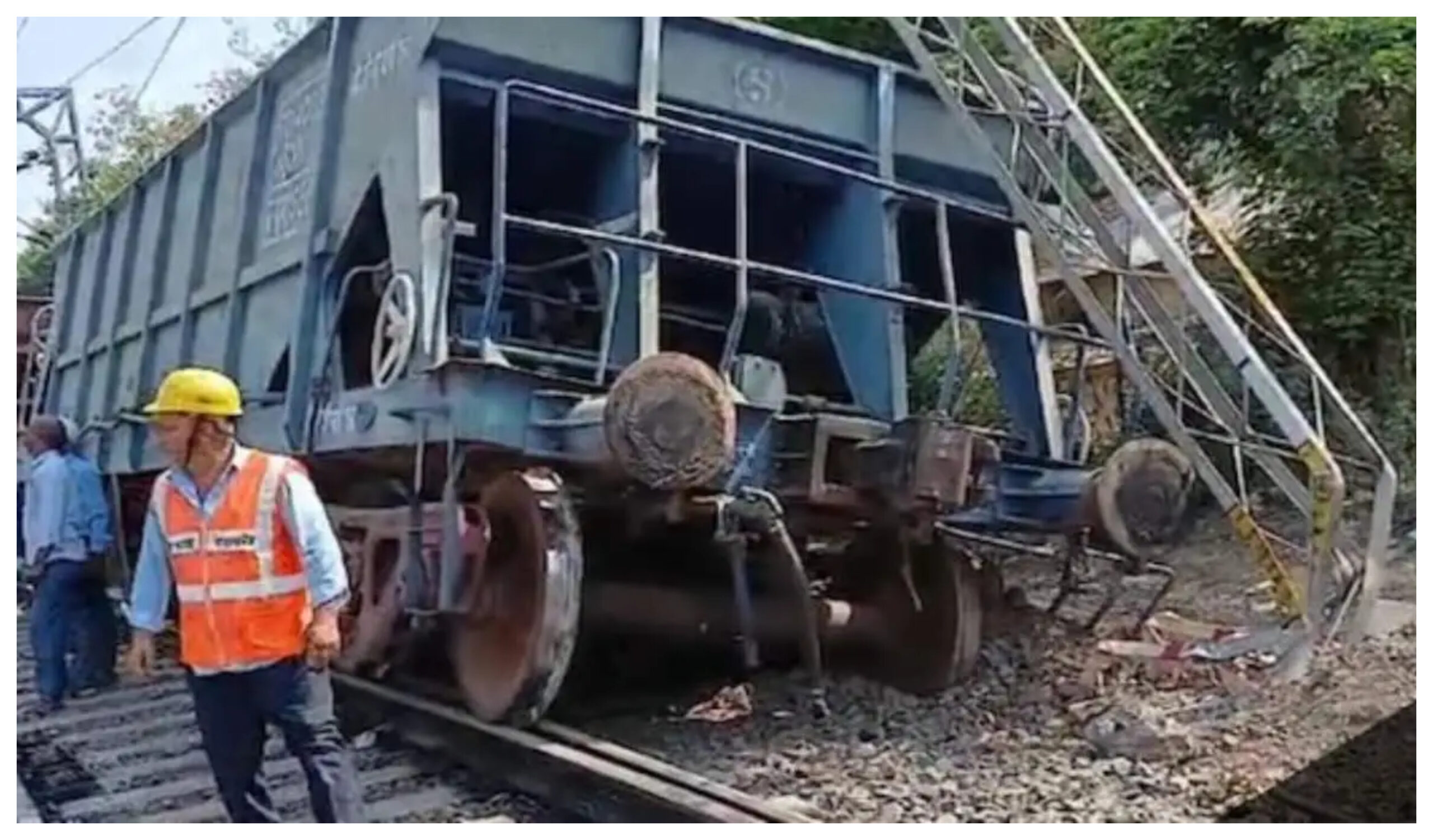 train accident at itarsi mumbai railway track , goods train runs without engine , 5 coaches derailed in khandwa , बिना इंजन के ही चल पड़ी मालगाड़ी , पांच डिब्बे पटरी से उतरे , इटारसी-मुंबई जाने वाली ट्रेनें प्रभावित , Indian Railways latest news , Ashwini Vaishnaw , Indian Railways samachar in hindi , Indian Railways news hindi me",