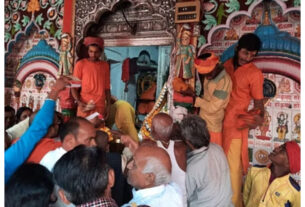Ayodhya: Crowd of devotees gathered in the ancient Hanuman Garhi temple