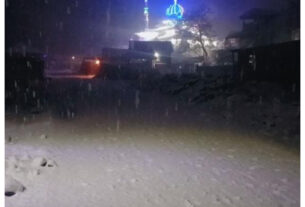 Jammu Kashmir: Heavy snowfall in Gurez valley, Bandipora-Gurez road closed.
