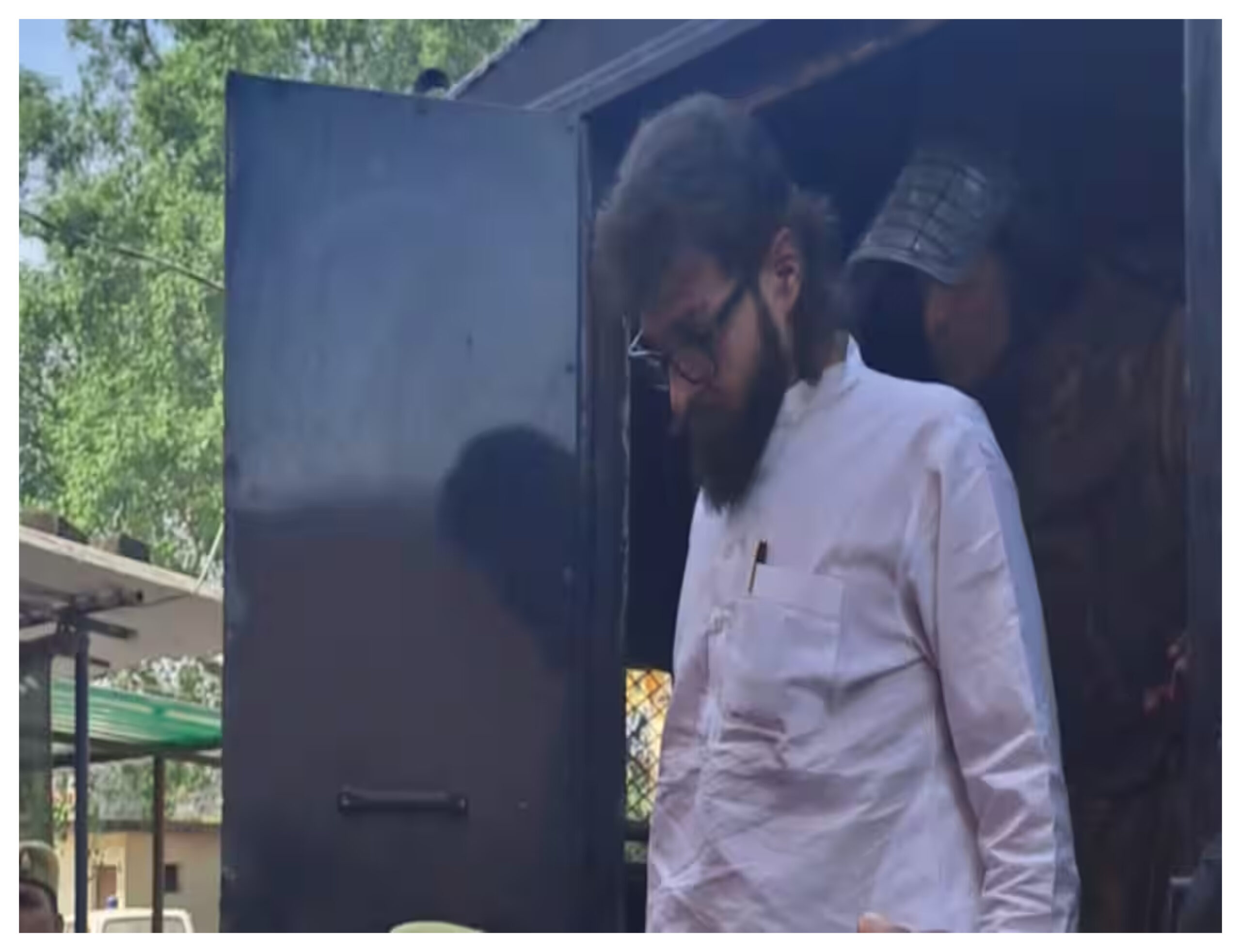 Uttar Pradesh: Abbas Ansari brought to Kasganj Ghazipur to read Fatiha of Mukhtar Ansari in hindi news