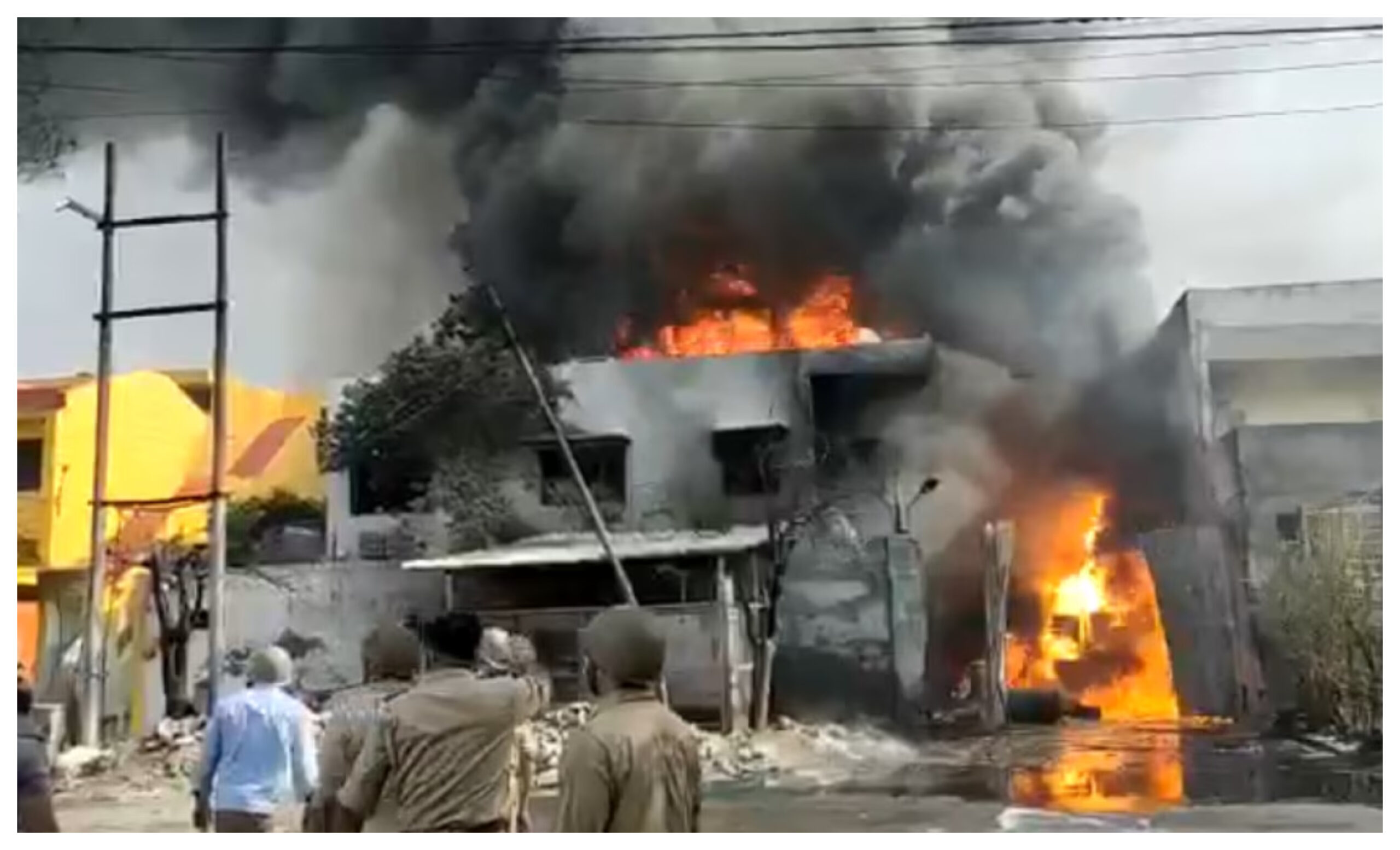Fire in Ghaziabad factory: A massive fire broke out in a chemical factory in Ghaziabad. #ghaziabad #UttarPradesh #Crime #fire #chemicals #ChemicalFactory #delhi #factory #firebrigade, ghaziabad ke factry me lagi aag, ghaziabad news, haryana news, totalnews, totaltv live-youtube-twitter-google-facebook