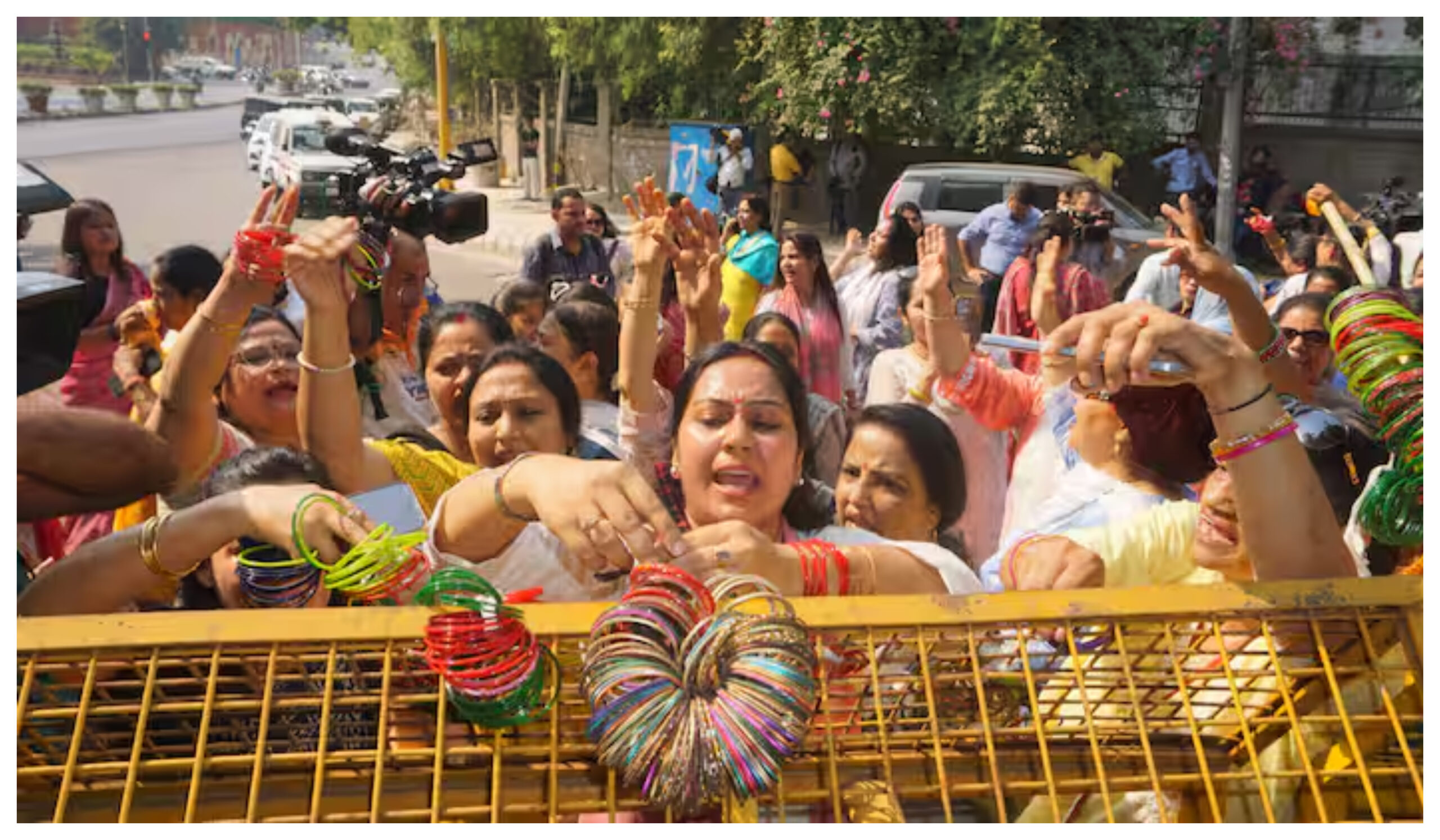 Swati Maliwal: BJP Mahila Morcha demonstrated outside CM Kejriwal's residence, ARVIND KEJRIWAL, Swati Maliwal, BJP, Protest, Delhi News, BJP Mahila Morcha Protest, BJP Mahila Morcha in front of CM Arvind Kejriwal residence, BJP Mahila Morcha in front of CM Arvind Kejriwal residence, #arvindkejriwalcmdelhi, #swatimali, #BJPGovernment, #Congress, #AapParty, #MahilaMorchaBjp, #protest, #delhi-youtube-facebook-twitter-amazon-google-totaltv live, total news in hindi