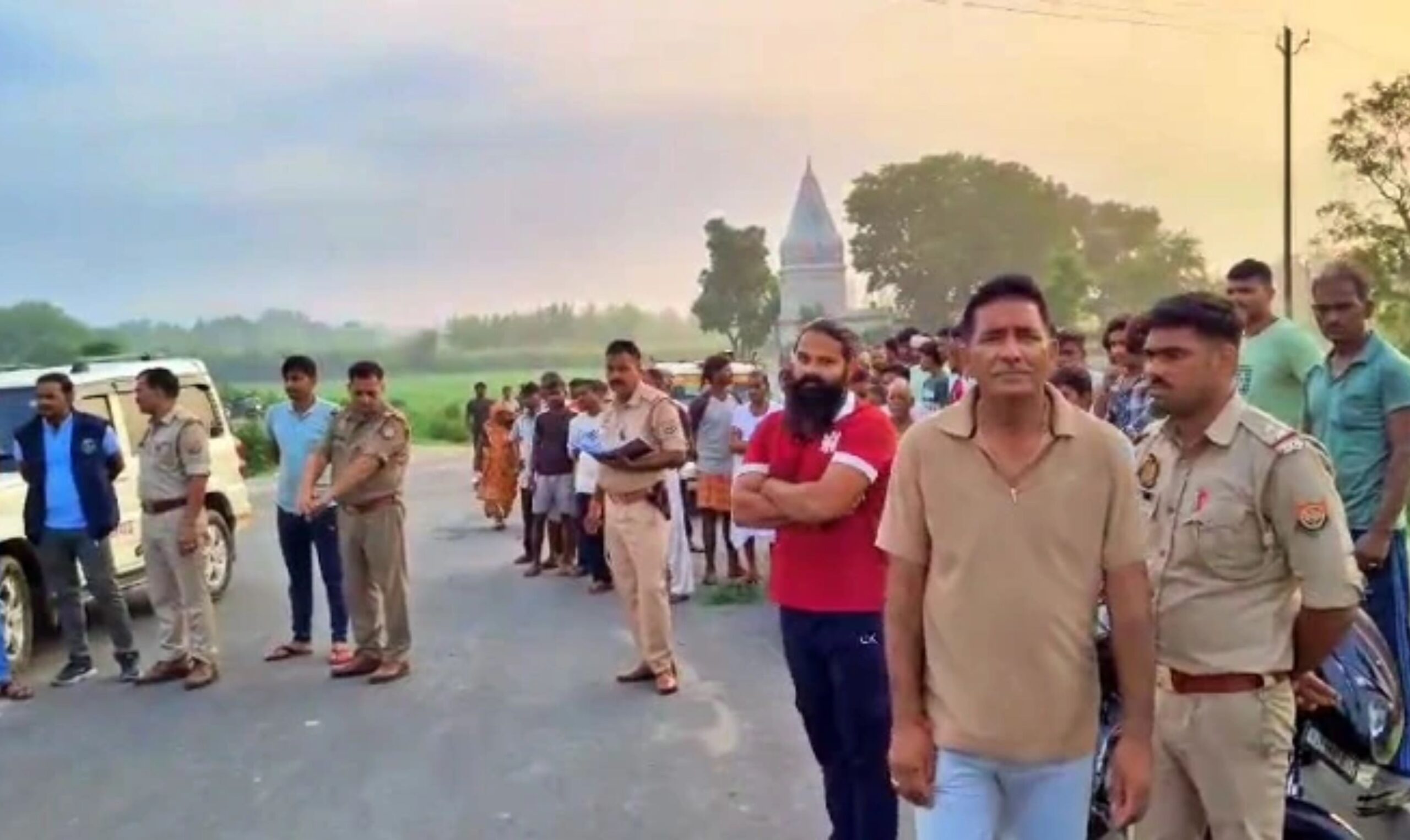 Uttar Pradesh: Cousin murdered two minor sisters by slitting their throats, also attacked uncle and aunt. Nephew, uncle and aunt, two daughters killed, hathras double murder, hathras news, ashirwad dham colony hathras, hathras crime news, jawahar smarak inter college, mitai hathras, Hathras News in Hindi, Latest Hathras News in Hindi, Hathras Hindi Samachar, Nephew Tried to kill uncle and aunt, murdered two daughters by slitting their throats, absconding, blessings of Hathras Kotwali Sadar area Dham Colony, Chhote Lal Gautam Jawahar Smarak Inter College