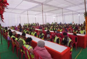 Uttar Pradesh: Organized a mass banquet before the Maha Kumbh Mela, encouraged cleanliness friends, prayagraj News, prayagraj Latest news, Political News, Cleanliness, Campaign, Kumbh Mela, Community Feast, Officials, cleanliness, Maha Kumbh, mass feast, officers, cleanliness friend,