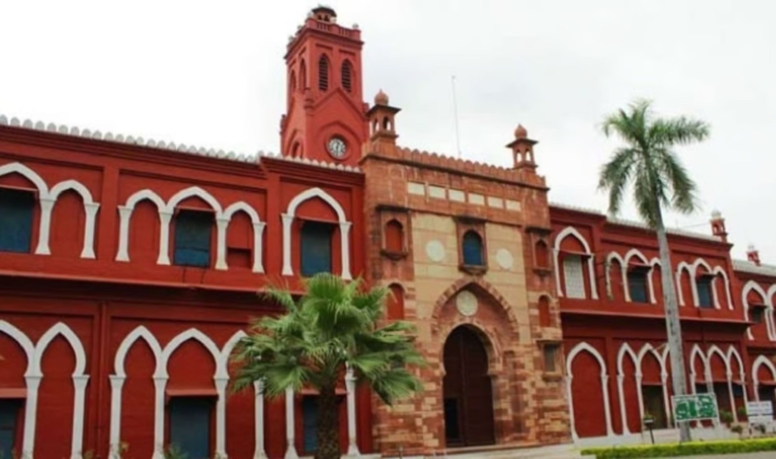 Uttar Pradesh: Threat to bomb Aligarh Muslim University in email, demand for ransom,