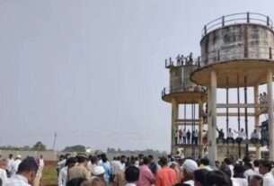 Maharashtra: Beed Sarpanch's brother protested by climbing on the water tank, said- the family was kept in the dark during the murder investigation. Beed sarpanch case, dhananjay deshmukh, maharashtra, police, beed sarpanch murder, devendra fadnavis, cm maharashtra, india news, national, India News in Hindi, Latest India News Updates, Beed Sarpanch Murder, Dhananjay Deshmukh, Maharashtra