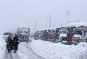 Snowfall: Continuous snowfall in Jammu and Kashmir, snow removal continues from roads at different places. snowfall, kashmir, winter, srinagar, gulmarg, people, tourists, kashmir mausam, kashmir snowfall, IMD, weather update,