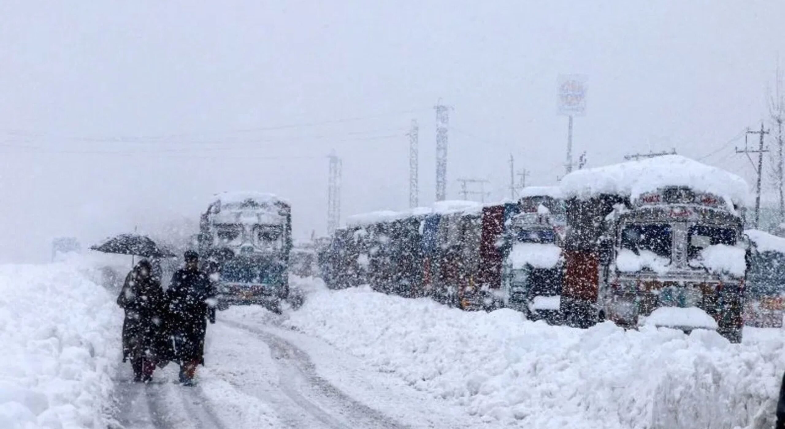 Snowfall: Continuous snowfall in Jammu and Kashmir, snow removal continues from roads at different places. snowfall, kashmir, winter, srinagar, gulmarg, people, tourists, kashmir mausam, kashmir snowfall, IMD, weather update,