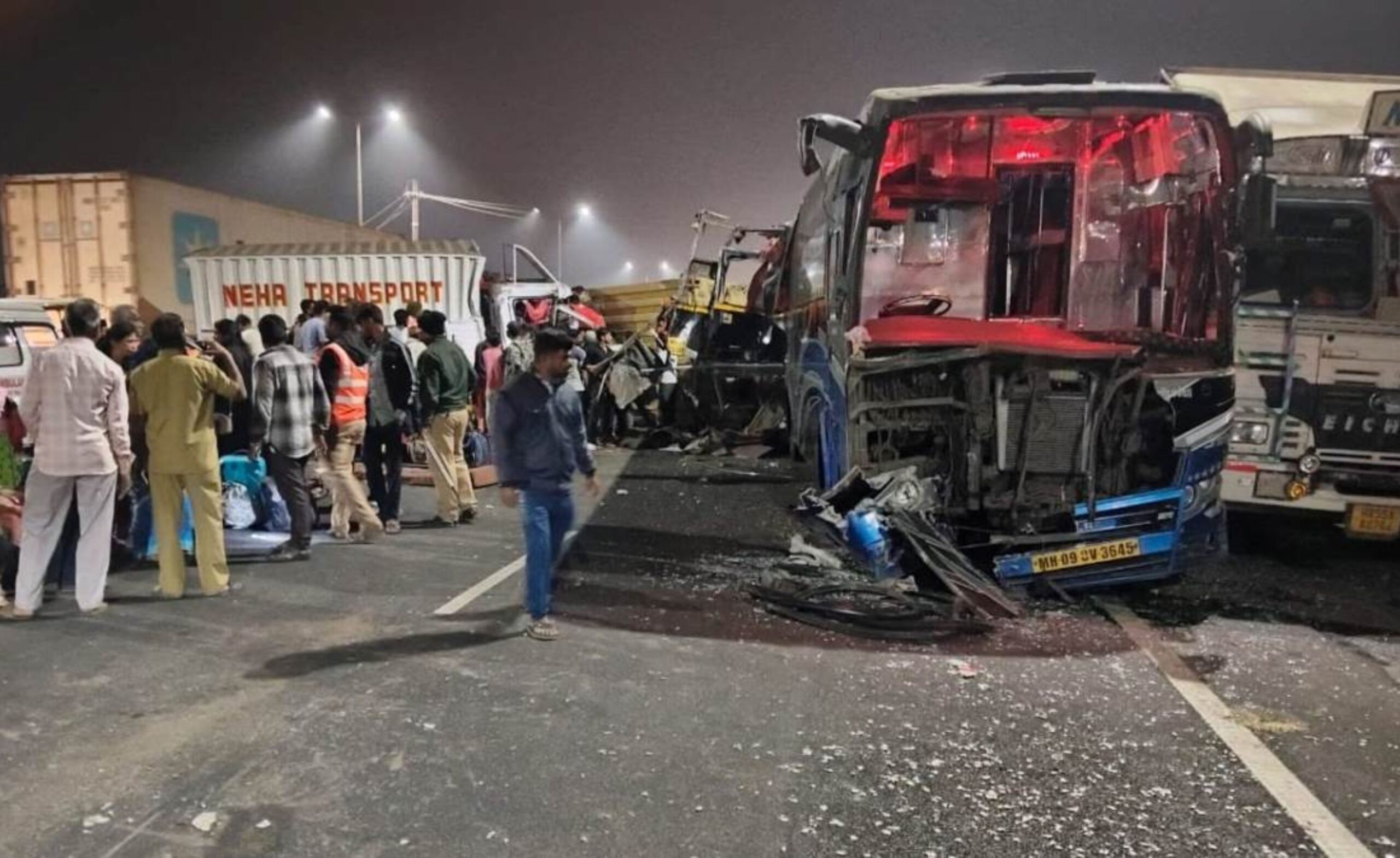 Maharashtra: Auto-rickshaw hits several vehicles in Thane, 3 dead and 15 injured, mumbai-general,thane accident news, 3 killed in thane accident, thane maharashtra news, auto rickshaw hit a bus, auto rickshaw and bus collide, accident on Mumbai Agra highway, ,Maharastra news,