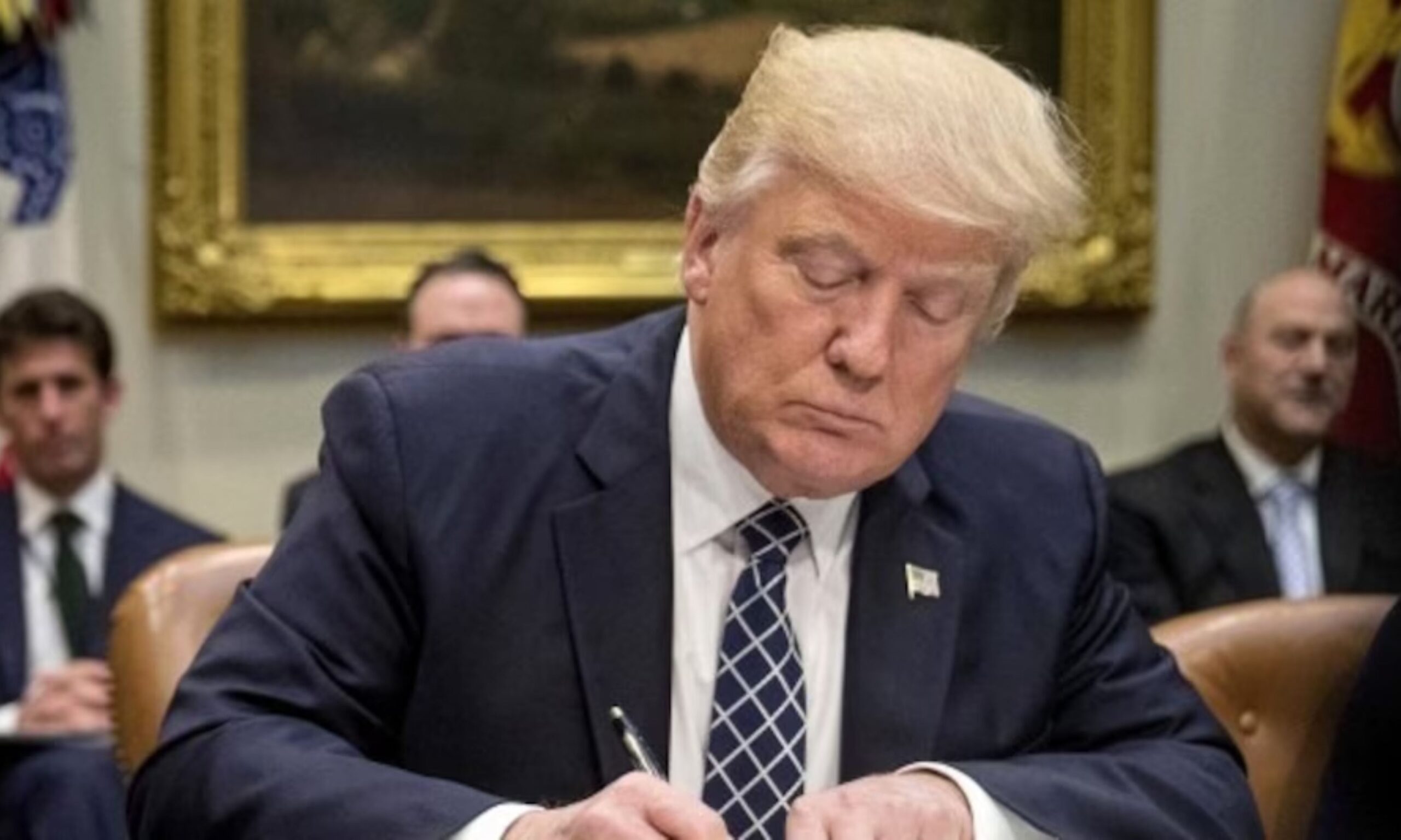 America: US President Donald Trump signs executive order, Us president, us president donald trump, donald trump oath ceremony, trump oath ceremony live, trump oath ceremony live updates, republican party, maga rally trump, biden farewell, washington, world news in hindi, World News in Hindi, World News in Hindi , World Hindi News, America, Trump swearing in, Donald Trump, Biden, Washington