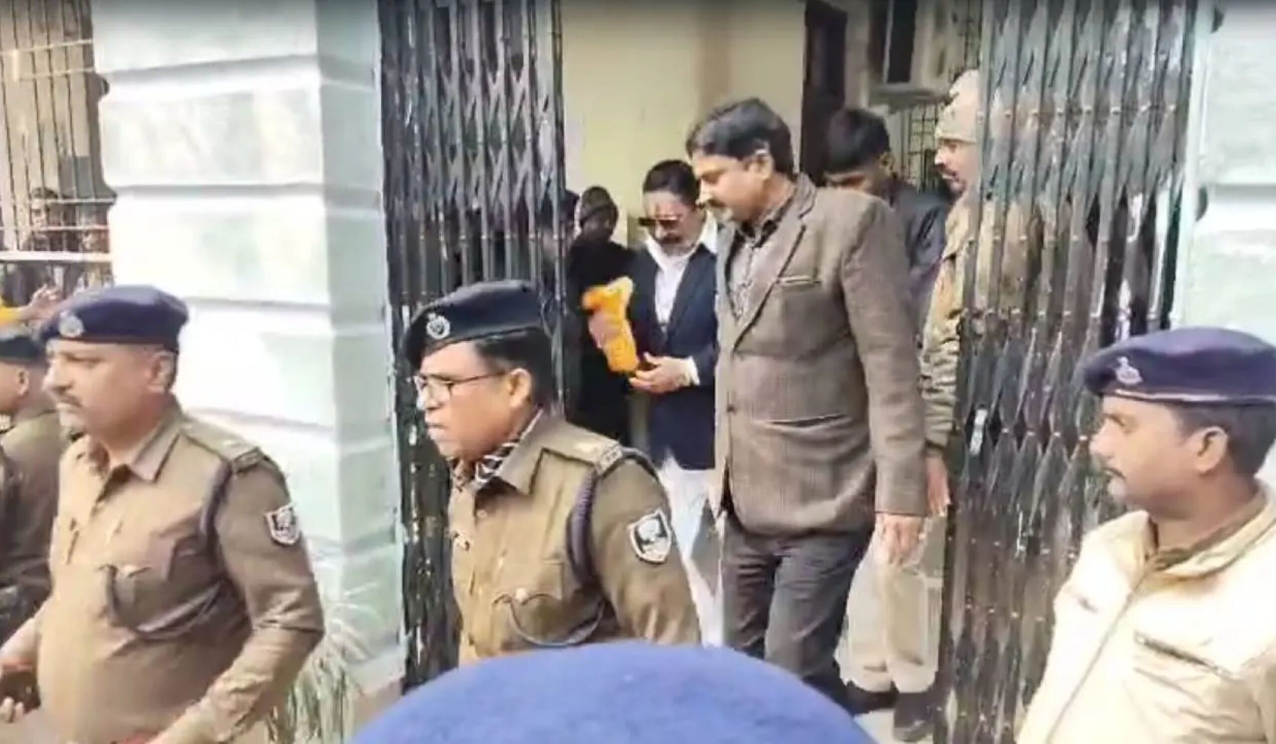 Bihar News: Former MLA Anant Singh surrenders, sent to judicial custody for 14 days, anant singh surrenders, bihar crime news, firing case, bihar news, anant singh and gang war case, Anant Singh surrenders, Bihar Crime News, firing case, Bihar News, Anant Singh goes to jail