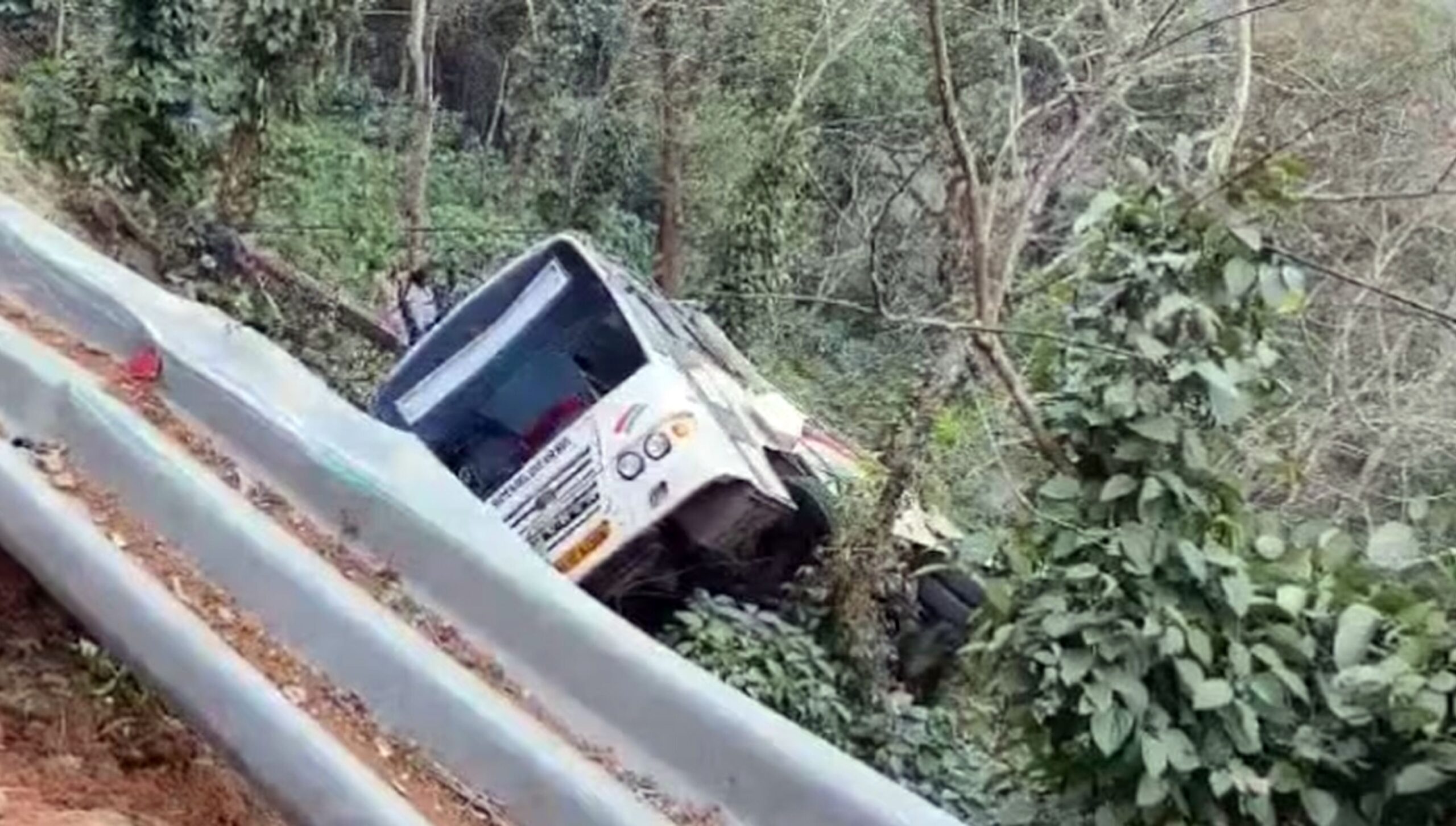 Kerala News: Three people died after bus fell into a ditch in Idukki. Bus accident, kerala, roadways bus, tamil nadu, thanjavur, idukki, india news, police, national news, India News in Hindi, Latest India News Updates, bus accident, Kerala, Tamil Nadu, Thanjavur, Idukki,