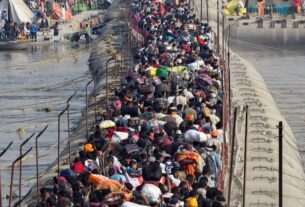 Mahakumbh 2025: Efforts intensified to control the crowd and safety of devotees in the Mahakumbh fair. Mauni Amavasya Snan 2025, Mauni Amavasya 2025 live updates, Mahakumbh Snan updates, Mauni Amavasya crowd management, Mauni Amavasya traffic updates, Mauni Amavasya train and bus details, Kumbh Mela VIP movements, Mauni Amavasya importance, time and importance of bathing, Mahakumbh 2025 crowd control, Public transport updates for Mauni Amavasya