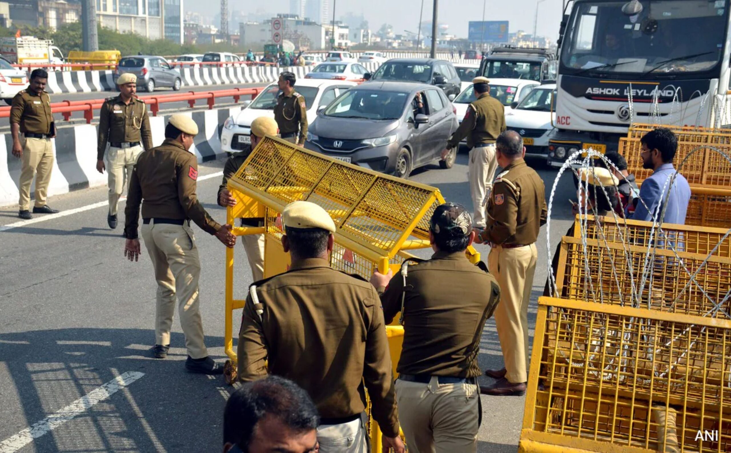 Delhi News: Police deports 11 Bangladeshi citizens living illegally in Delhi, Bangladesh cell,Delhi police,illegal Bangladeshi migrants,Bangladeshi migrants, DELHI POLICE,immigration,Illegal Immigrants,Deportation, Bangladeshi Nationals, Illegal Immigrants, Operation Against Illegal Immigrants, Bangladeshi Deportation, Foreigners In Delhi, Delhi News, Police Action, Immigration Crackdown, Deportation Operation,