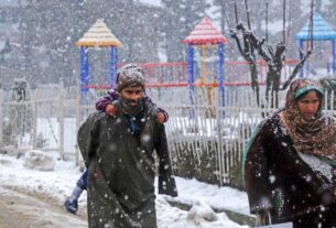 Jammu Kashmir: Light rain and snowfall continues in many areas, last day of Chillai-Kalan. weather update, weather forecast, Delhi air pollution, air quality management, air pollution, cold wave, cold wave in delhi, temperature down, delhi cold wave news, delhi mausam ki jankari, new year temperature, new year weather, delhi ka mausam kaisa rahega, delhi mausam ka hal, delhi mausam news, delhi mausam ki khabar, delhi weather update, delhi cold alert, delhi weather forecast, weather forecast, today's weather, mausam update, weather update, today's temperature, weather update, kal ka mausam, weather forecast, Weather Tomorrow, temperature today, delhi weather, delhi temperature, delhi fog alert