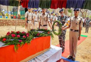 Chhattisgarh Naxal Attack: CM Sai paid tribute to the soldiers martyred in Naxalite attack, slogans of 'Bharat Mata ki Jai' were raised, Dantewada news, dantewada today news, dantewada news today, naxal attack, tribute paid, martyred soldiers, amid sad atmosphere, cm sai consoled, family members, Chhattisgarh News in Hindi, Latest Chhattisgarh News in Hindi, Chhattisgarh Hindi Samachar