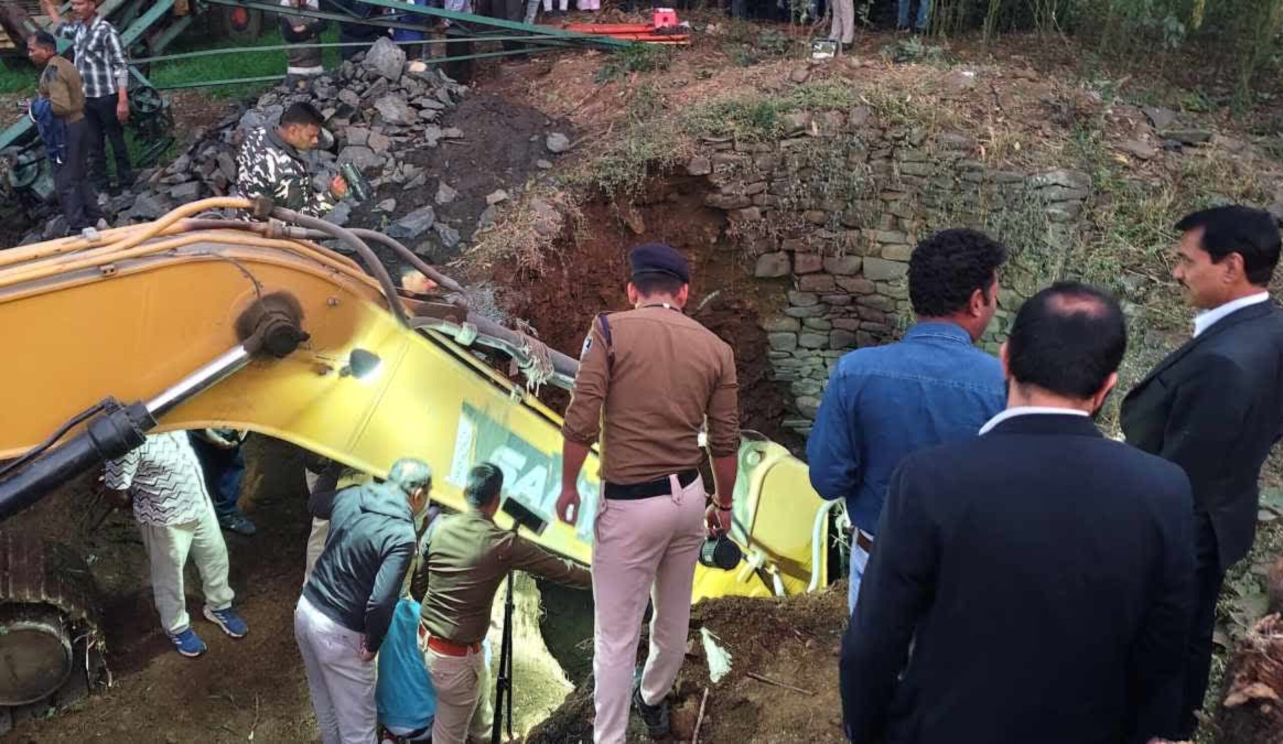 Madhya Pradesh: Well under construction collapsed in Chhindwara, 3 laborers trapped under debris, mp news, well collapsed in chhindwara, relief and rescue work, rescue operation, chhindwara news, accident in chhindwara, chhindwara news, well collapsed in chhindwara, relief and rescue work, mp news