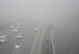 Weather Update: Dense fog in many areas of Delhi, delay in flight movement, delhi weather, delhi weather today, delhi dense fog today, delhi fog alert, delhi rain alert, delhi cold wave, Delhi cold wave, dense fog in Delhi, Delhi weather,