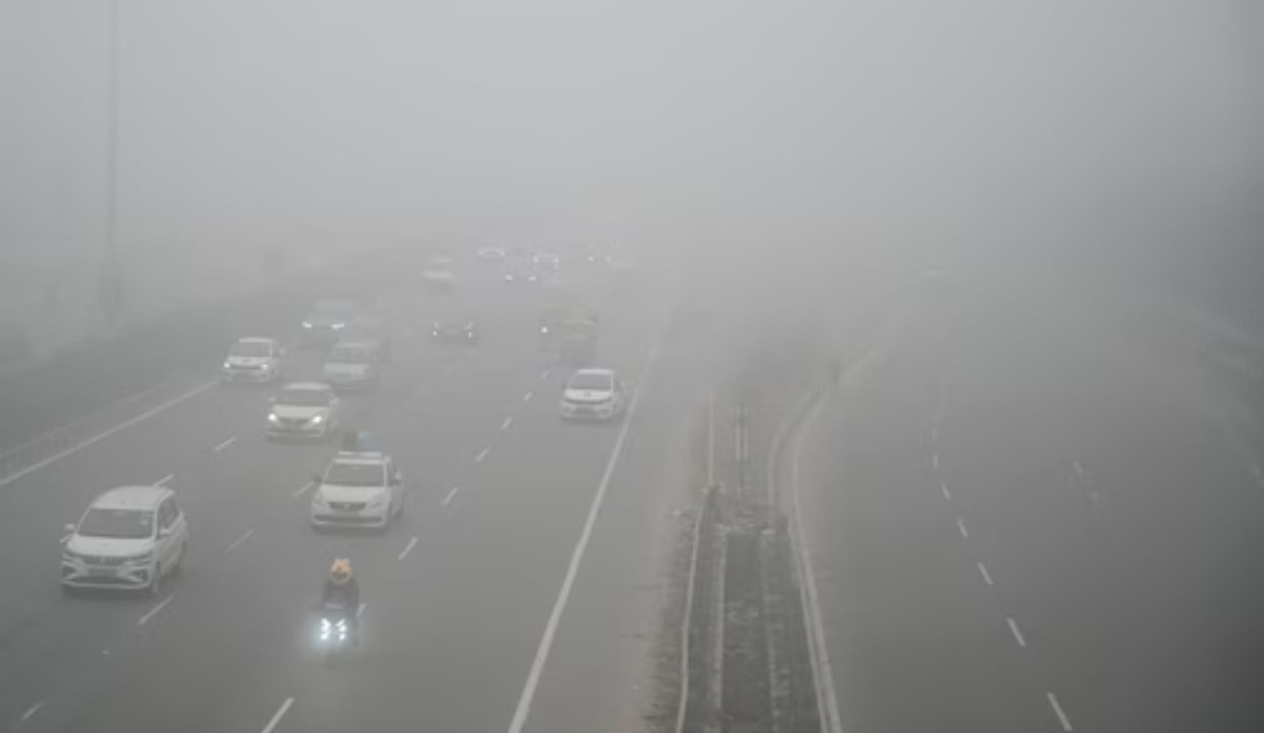 Weather Update: Dense fog in many areas of Delhi, delay in flight movement, delhi weather, delhi weather today, delhi dense fog today, delhi fog alert, delhi rain alert, delhi cold wave, Delhi cold wave, dense fog in Delhi, Delhi weather,